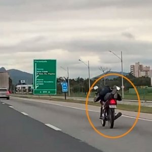 FLAGRANTE: Vídeo mostra condutor deitado em moto na BR-101