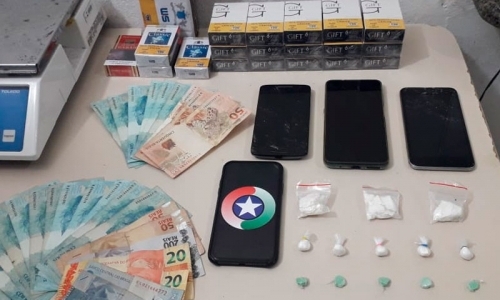 Mulher é flagrada vendendo entorpecentes em bar; quatro pessoas vão para a Delegacia