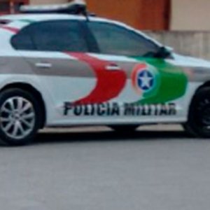 Mulher é acordada por criminosos invadindo sua casa; vítima fica refém dos autores