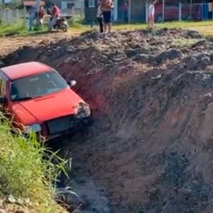 Idosa perde controle da direção e cai com carro em vala de avenida