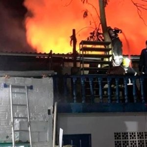 Incêndio de grandes proporções deixa galpão de empresa destruído