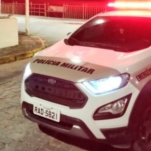 Jovens dispensam drogas para tentar evitar abordagem