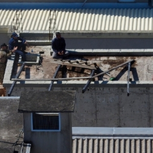 FINAL FELIZ: Após 4h de conversas, socorristas impedem que homem se atire de prédio