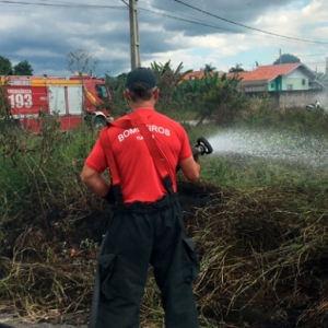 EM TIJUCAS: Princípio de incêndio em área de vegetação assusta moradores 