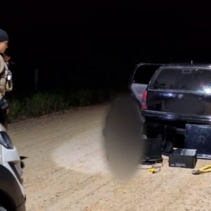 Homem compra objetos furtados e logo depois tenta fugir da polícia