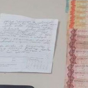 Traficante fica completamente alterado quando polícia vai revistar sua casa