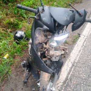 Carro desgovernado atinge motocicleta e mulher fica gravemente ferida