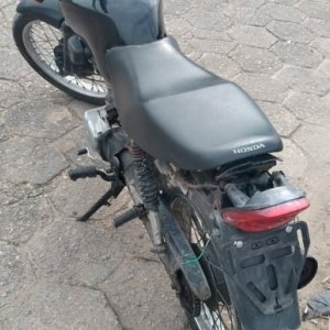 Dois homens são detidos em posse de moto com registro de furto