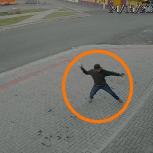 VÍDEO: Em tentativa de furto, homem atira pedra em fachada de loja