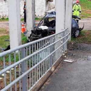 Jovem de 18 anos morre ao colidir em pilar de passarela da BR-101