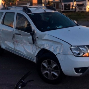 Caminhão caçamba não para em cruzamento e atinge lateral de automóvel