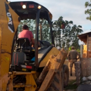 Demolição de casas clandestinas gera polêmica e polícia esclarece o caso