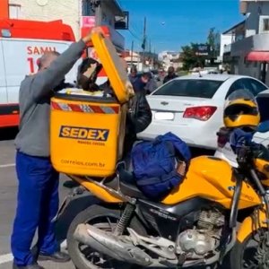 Acidente entre carro e moto deixa funcionário dos Correios ferido