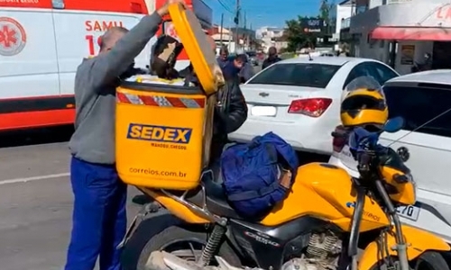 Acidente entre carro e moto deixa funcionário dos Correios ferido