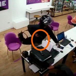 Criminoso entra armado em loja e foge levando celulares de clientes e funcionários