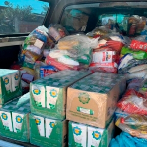 Famílias recebem alimentos doados em campanha de vacinação solidária