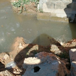 Esgoto invade rua e incomoda moradores que exigem atenção