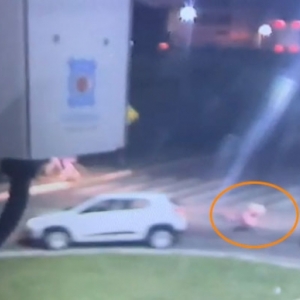 Assalto a mão armada termina em perseguição e colisão com viatura