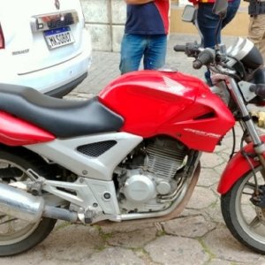 Homem abandona moto com registro de furto em calçada de prédio 