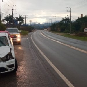 Veículo que levava pacientes para exames colide contra búfalo na SC-410
