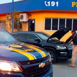 Jeep levado de locadora e não entregue no prazo, é encontrado circulando na BR-101