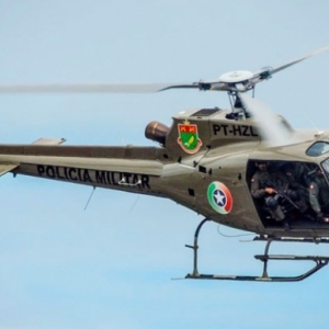 Polícia utiliza duas viaturas e o helicóptero para localizar homem armado 