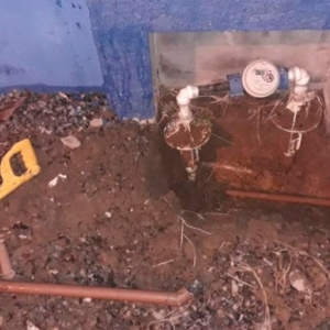 Criminosos são flagrados tentando levar pertences de campo de futebol municipal