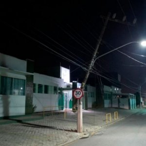 Poste da rede elétrica é danificado em possível batida durante madrugada