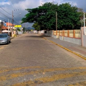 Homem invade salão de beleza, rouba itens de cliente e foge em bicicleta 