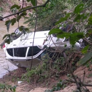 Em briga de casal, mulher puxa volante e carro cai em rio