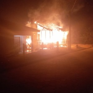 Imóvel fica destruído e família perde todos os pertences em incêndio 