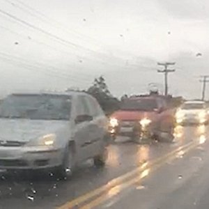 Bloqueio para obras em avenida gera longas filas de veículos em rodovia