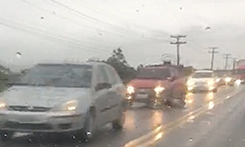 Bloqueio para obras em avenida gera longas filas de veículos em rodovia