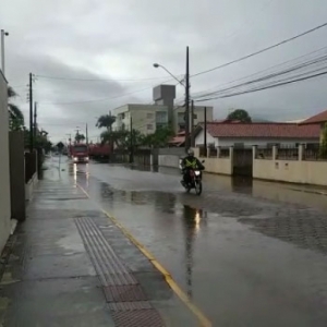 Temporais, alagamentos e vento: semana começa com chuva na região