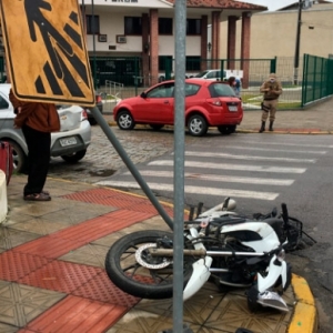 Motociclista é atingido por carro e colide contra placa de trânsito 