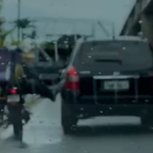 FLAGRANTE: Motoqueiro chuta veículo e tenta discutir com motorista 