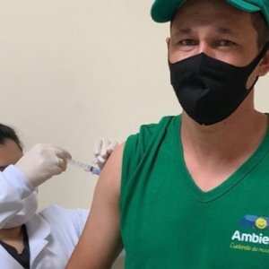 Trabalhadores de limpeza urbana e do transporte coletivo estão sendo vacinados 