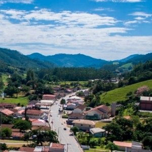 Município tem quase 40% da população imunizada e lidera ranking no Vale 