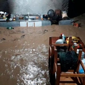 Após forte temporal, casas ficam alagadas e moradores desabrigados
