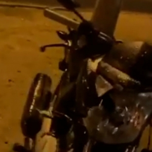 Motociclista em alta velocidade colide contra carro em rotatória