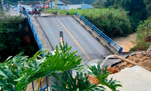 Veja momento exato de queda de ponte; motociclista sofre acidente e mulher cai