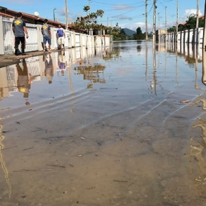 Loteamento tem várias residências alagadas e moradores quase ficam ilhados