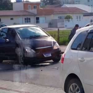 VÍDEO: Motorista não consegue frear em fila e colide na traseira de veículo