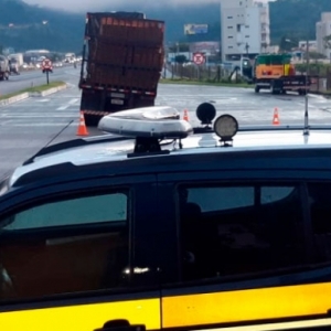 Reboque de caminhão com risco de tombamento de carga é flagrado na BR-101