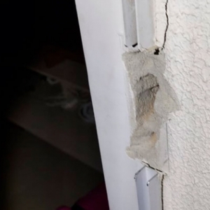 Dupla é flagrada carregando televisão durante a madrugada