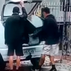 VÍDEO: Dupla entra em residência, furta aparelhos eletrônicos e foge tranquilamente