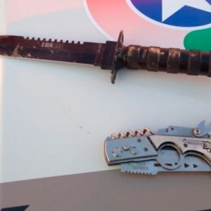 Homem é encontrado com canivete cravado no pescoço e cortes nas mãos