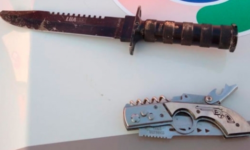 Homem é encontrado com canivete cravado no pescoço e cortes nas mãos