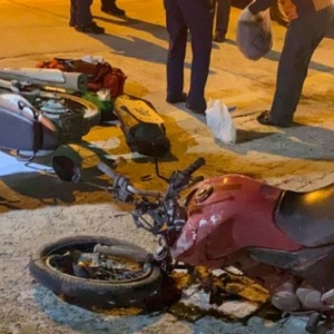 VÍDEO: Colisão entre motos provoca explosão; duas pessoas ficam feridas