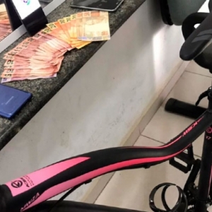 Vítima de furto encontra objeto à venda, combina compra e chama a polícia